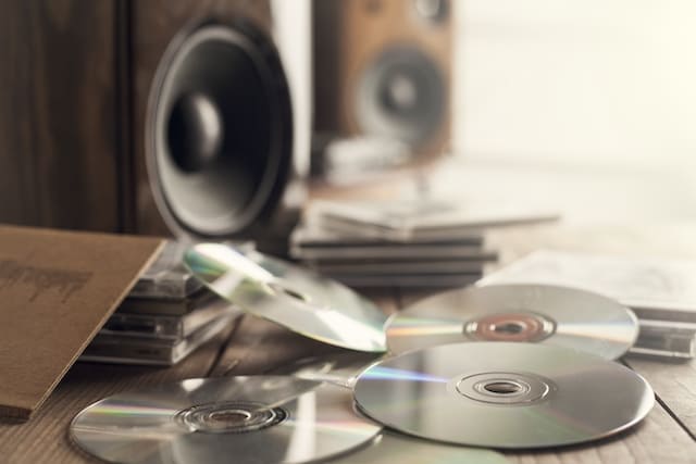 CD・DVDは何ゴミで捨てる？空ケースの処分やディスクの粉砕方法も解説