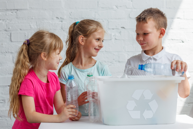 ペットボトルをリサイクルすると何になるの？再利用の流れや具体例も紹介