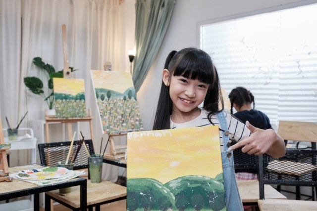 絵画を持つ小学生の女の子