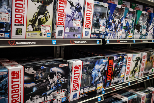 お店に中古のガンプラが並んでいる様子